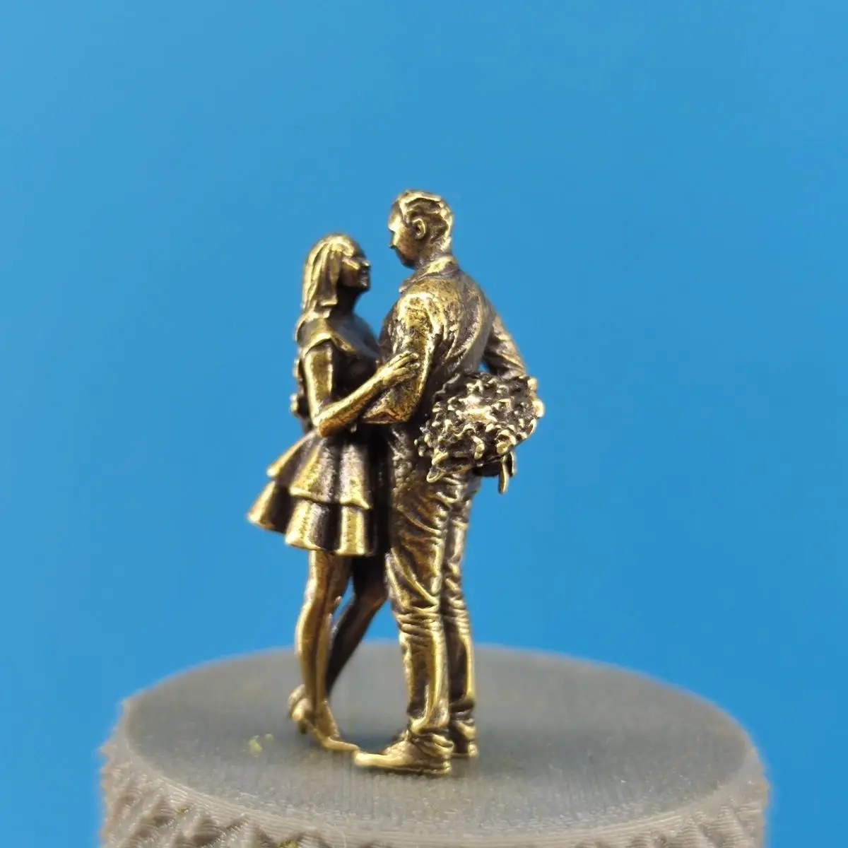Brass Dating Couple Street Long-distance Love Couple Giving Flowers Figurine Model Hand Miniature Sandbox Blank Model