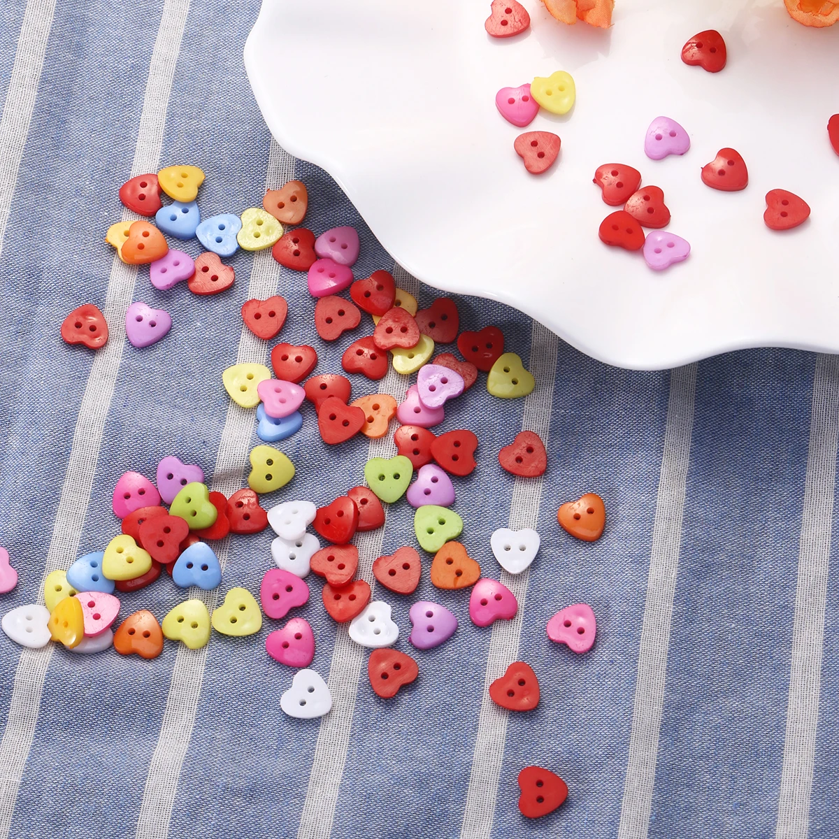 

100pcs Heart Shaped Multicolor 2 Holes Resin Sewing Buttons for Sewing /Scrapbooking /Knitting (Random Color)