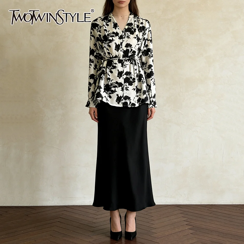 

Элегантный комплект из двух предметов TWOTWINSTYLE для женщин: топ с V-образным вырезом, длинными рукавами и кружевной отделкой, юбка с высокой талией.