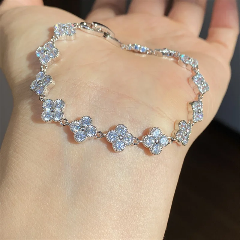 

Новый браслет из муассанита с изысканной инкрустацией круглой цепочкой в виде клевера, подходит для женских подарков на день рождения, банкетов и свадеб.