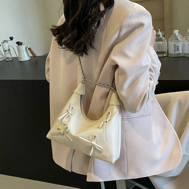 

Summer High-Capacity Commuting Underarm Bag for Women 2024 New High-End Tote Bag Trendy and Fashionable Silver Shoulder Bag