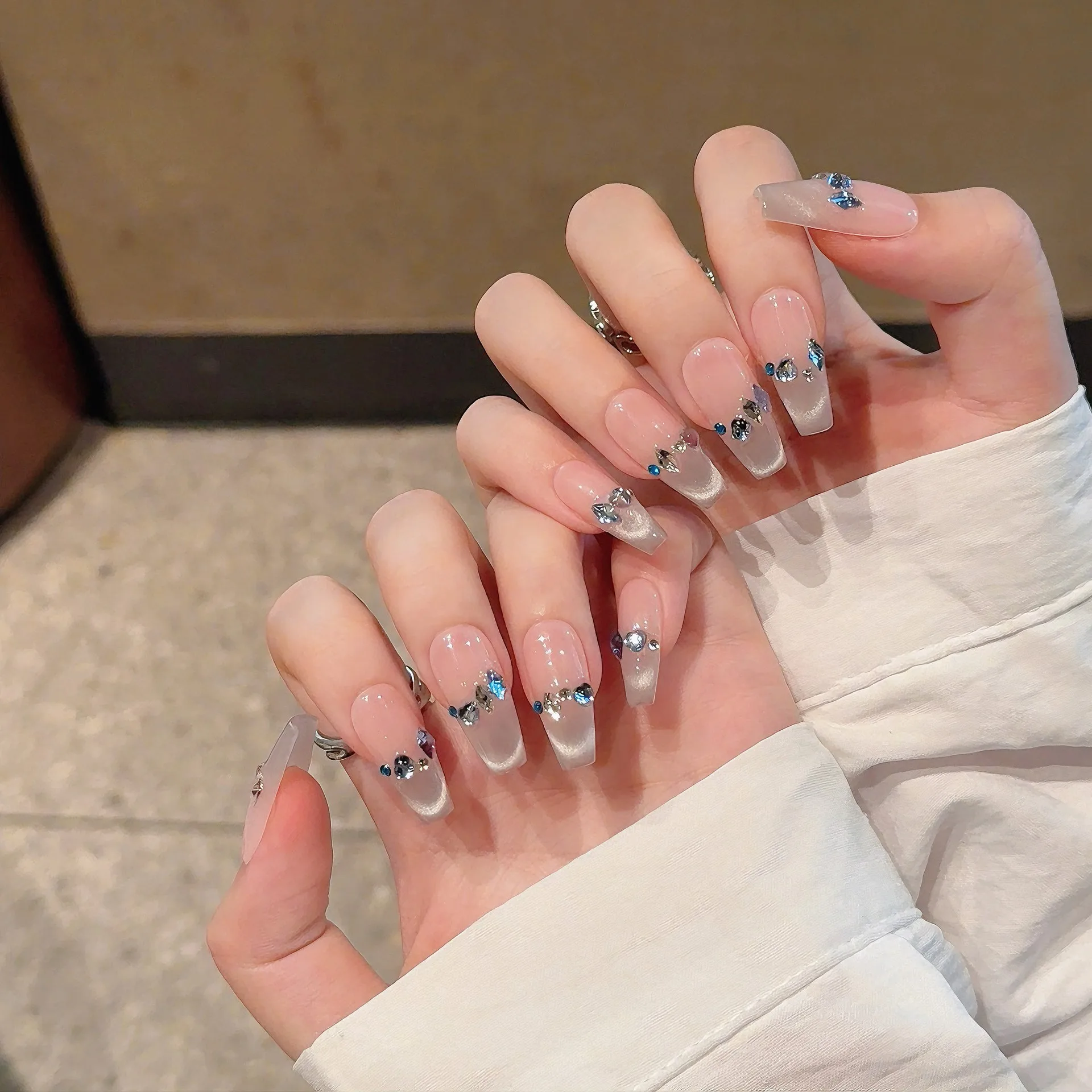 ラインストーン付きの手作りの偽の爪,猫の目,プレス,光沢のあるラインストーンの装飾,短い棺,女性と女の子