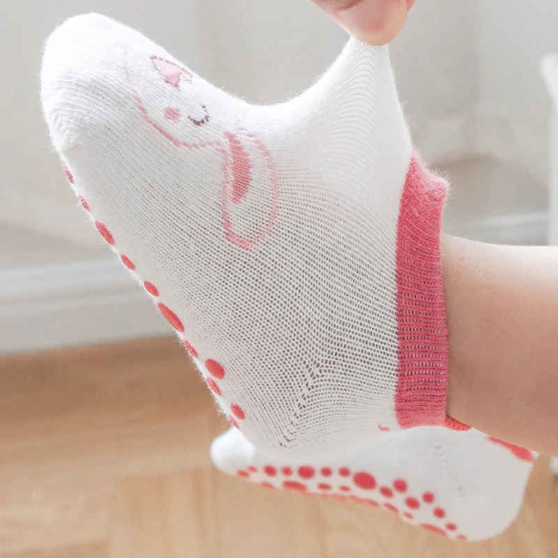 6 pairs  anti-slip children's socks, featuring cute cartoon animal patterns. These are suitable for toddlers and young walkers.