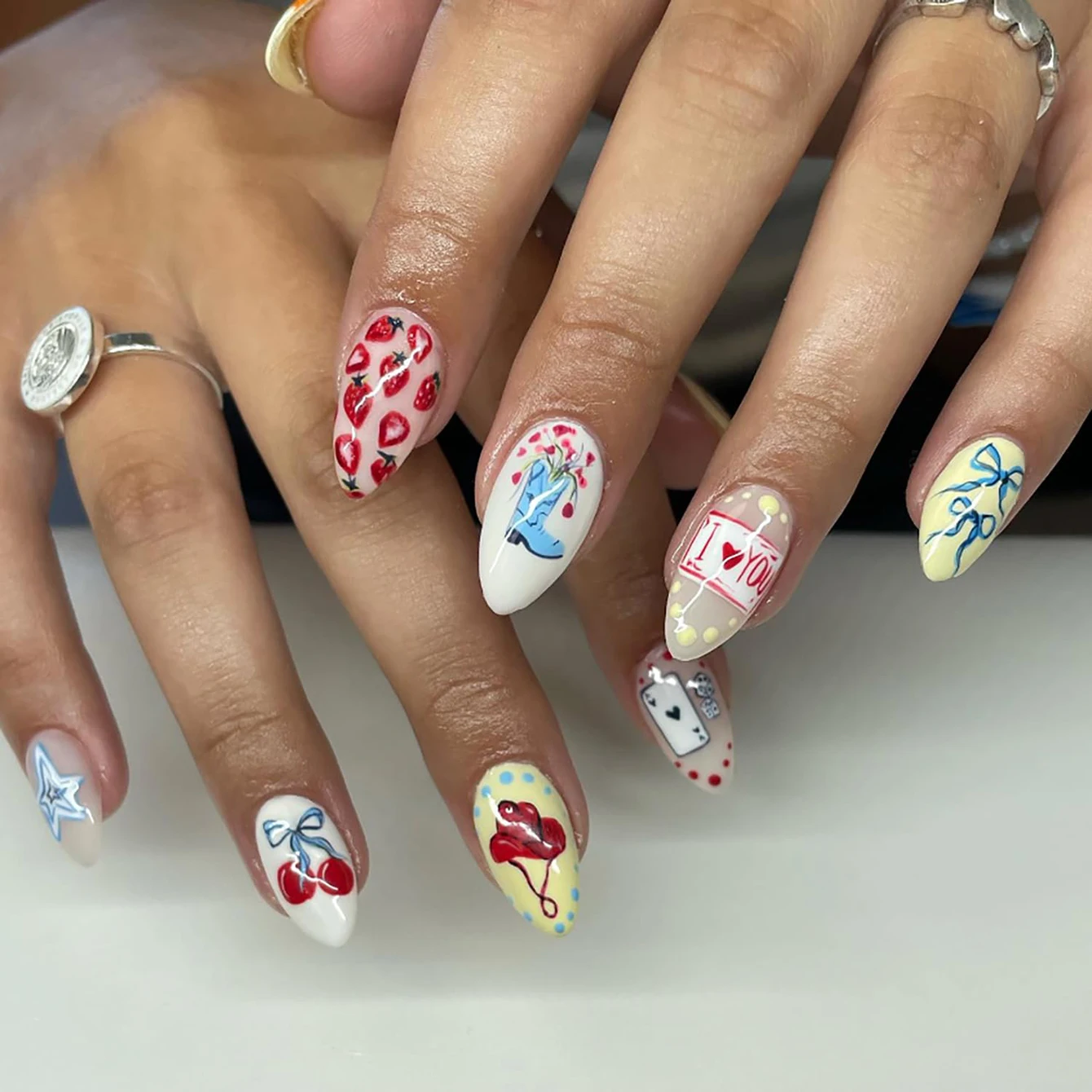 Faux ongles au Design blanc français en amande moyenne, ongles acryliques à la fraise joyeuse, ongles à pression décoratifs avec nœud étoile, mignons, 10 pièces