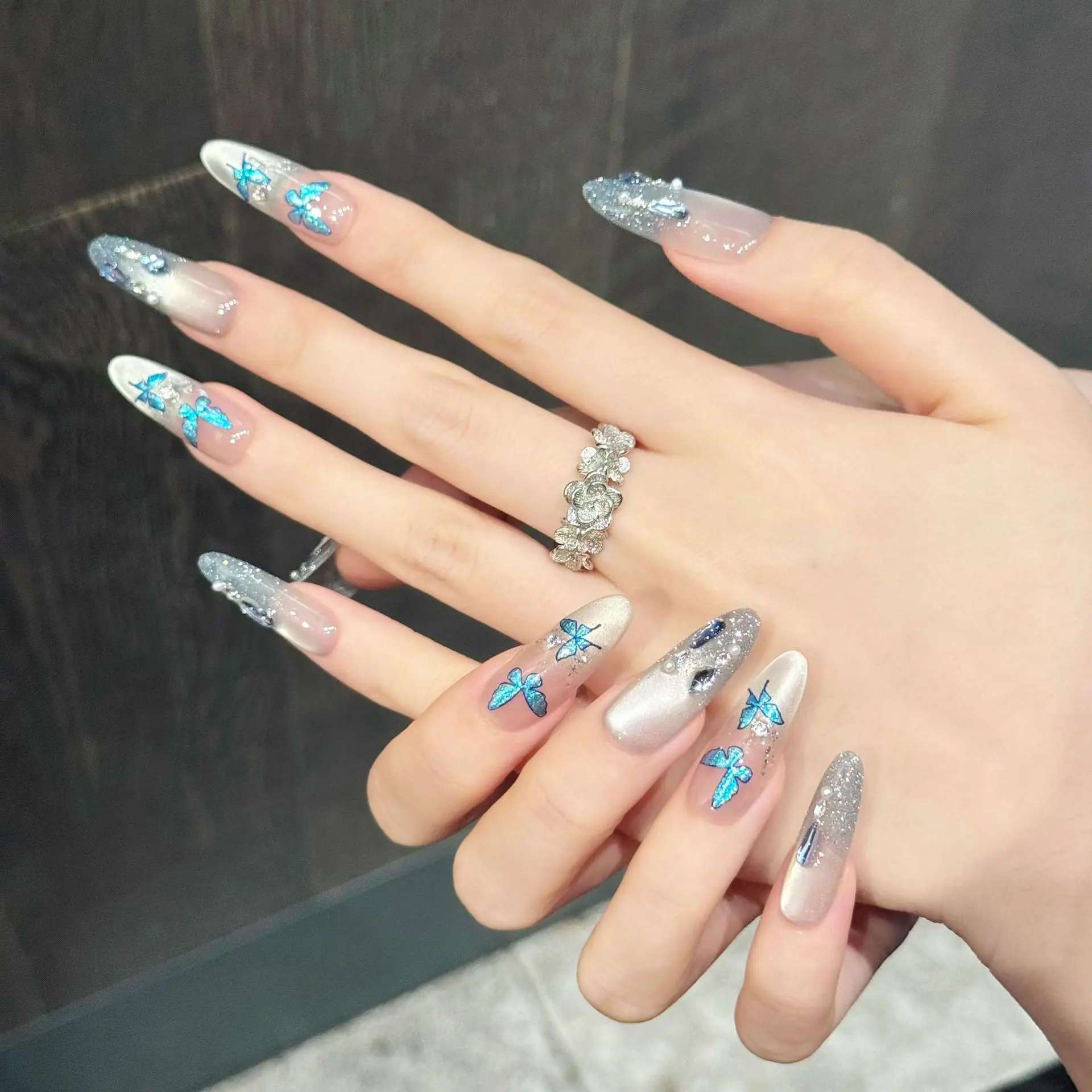 10個入り ドリームブルーバタフライ つけ爪 フラッシュシルバー フレンチスタイル ラインストーンデコ ハンドメイド フェイクネイル サマーオーシャン 付け爪