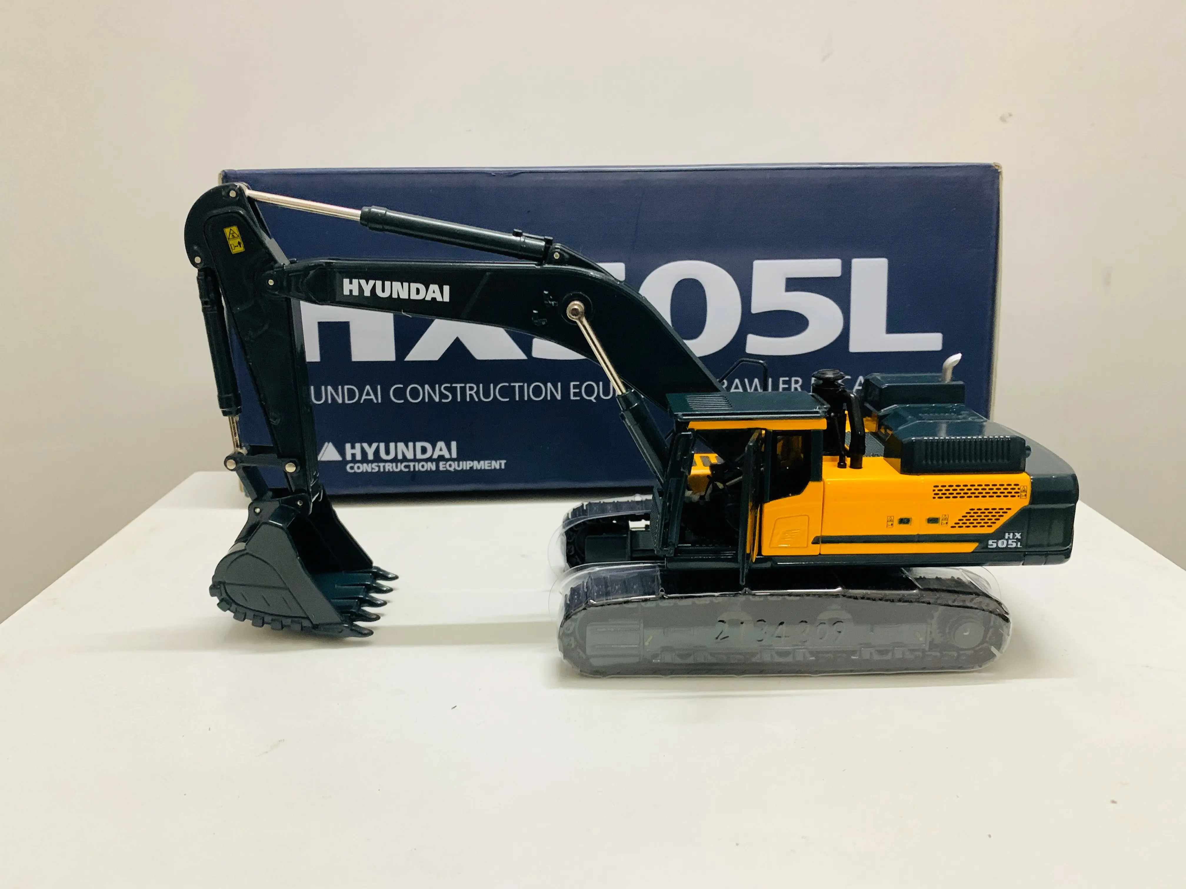 Construction Equipment Crawler Excavator HX505L 1/43 Scale DieCast Model