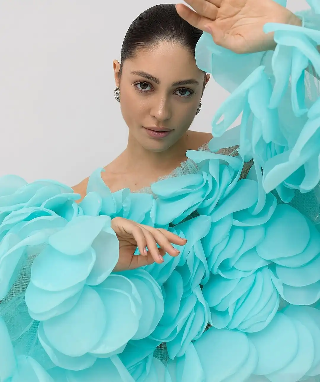 بلوزة نسائية صيفية جميلة مكشكشة باللون الأخضر النعناعي بتلات من التول بلوزة صيفية أنيقة مكشوفة الأكتاف 2025 معطف مخصص