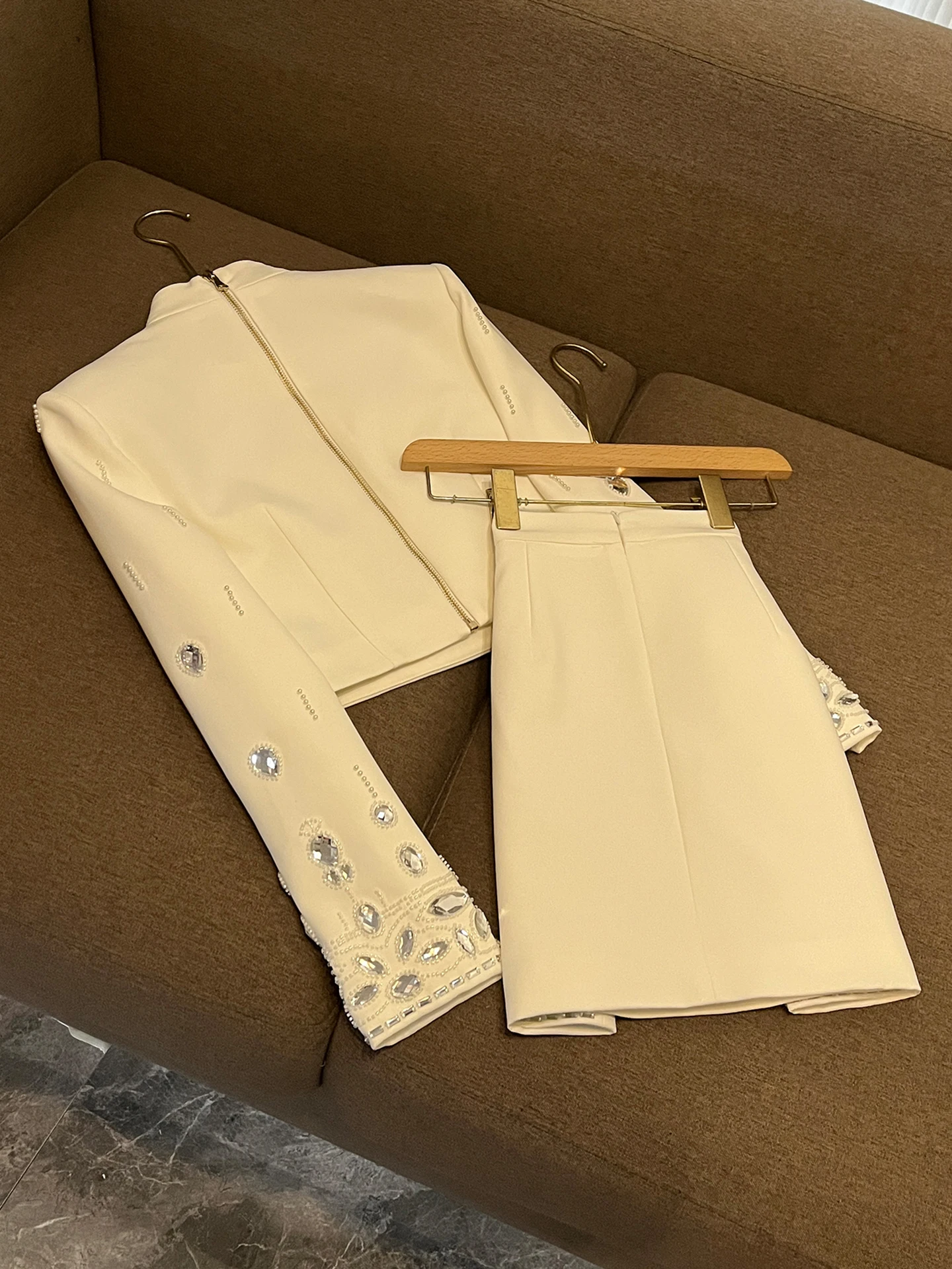 Set atasan dan rok berhias berlian imitasi, desain elegan dengan bordir tebal, pakaian kasual bisnis wanita dua potong.