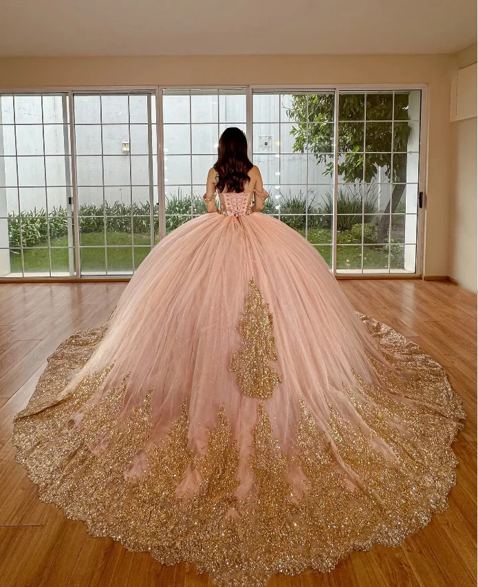 Pale Orange Princess Luxury Quinceanera Dress 2024 Noble Off Shoulder Beaded Applique Lace Embellished Cathedral Train فساتين سه