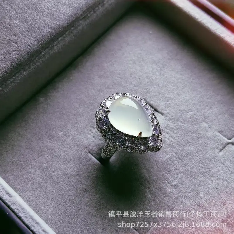 The new green chalcedony ring is comparable to high-quality jadeite, featuring a bright green color, a luxurious and elegant des
