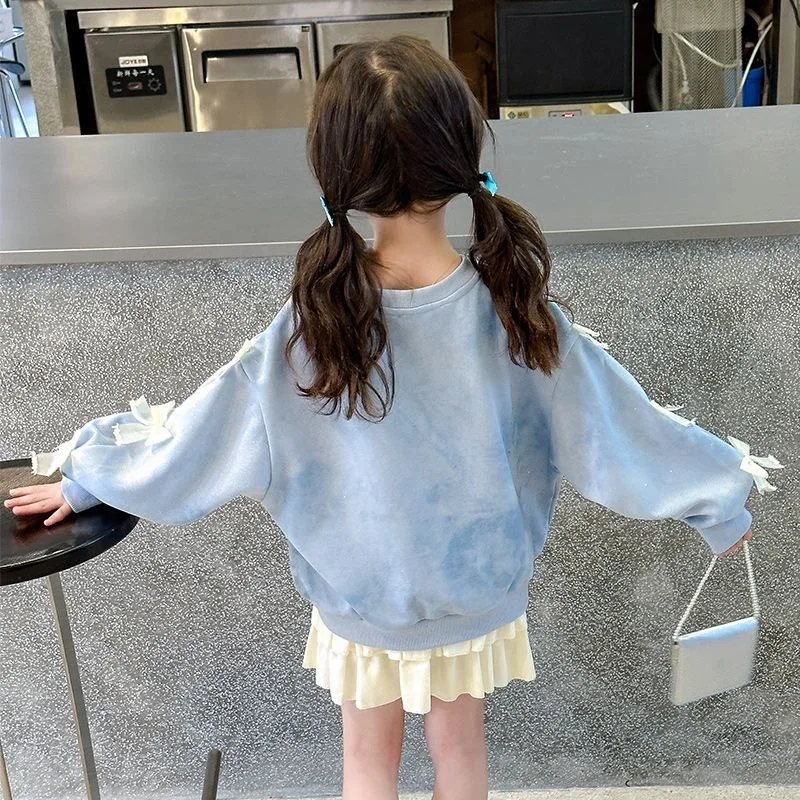 بلوزة بناتي للربيع والخريف بأكمام طويلة ورقبة دائرية جديدة بلون سادة مع فيونكة من الدانتيل ملابس أطفال عصرية وجميلة