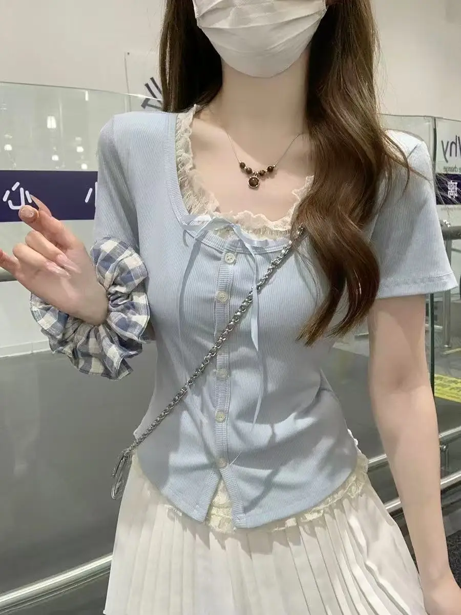 เสื้อยืดทรงสลิมฟิตสำหรับผู้หญิง ดีไซน์สวยงามสำหรับฤดูร้อน ดีไซน์แบบสองชิ้นหลอกๆ ช่วยกระชับเอว ด้วยดีไซน์ผูกโบว์