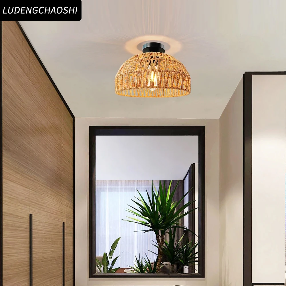 

Винтажная потолочная люстра из ротанга, украшенная элементами из железа и ротанга, подходит для установки на кухнях, в спальнях и коридорах.