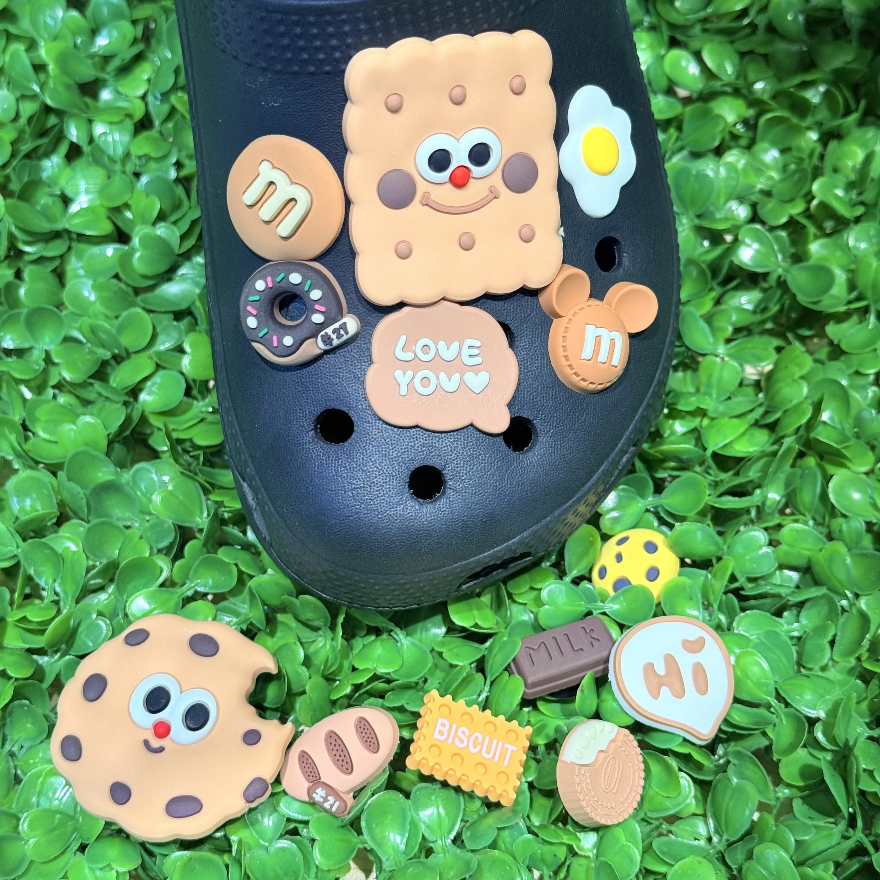 1-13 Uds. De huevos fritos, galletas, Donut, zapatos Miniso de PVC, dijes, delicioso pan de galleta, decoraciones de zuecos para niños, aptos para regalos de cumpleaños