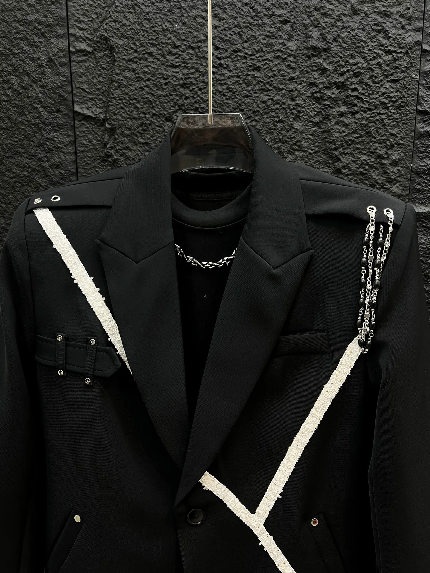 Mens Black Chain Detail Contrast Panel Structured Suit Jacket Designed for Runway Styling and Performance Outfits