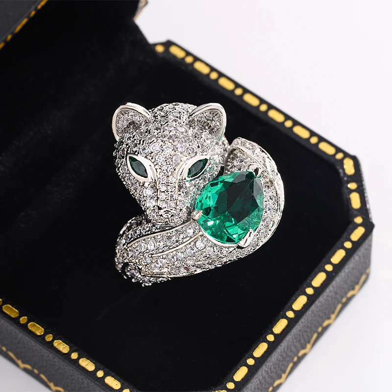 Delicate Leopard Head with Green Eyes Stud Ring for Female Micro Paved with CZ Stone Classic Animal Earring Jewelry