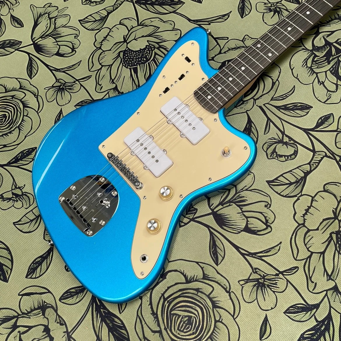 

6-string electric guitar with beige guard plate, P90 pickupsguitars, and silver hardware—an advanced, high-end electric guitarra