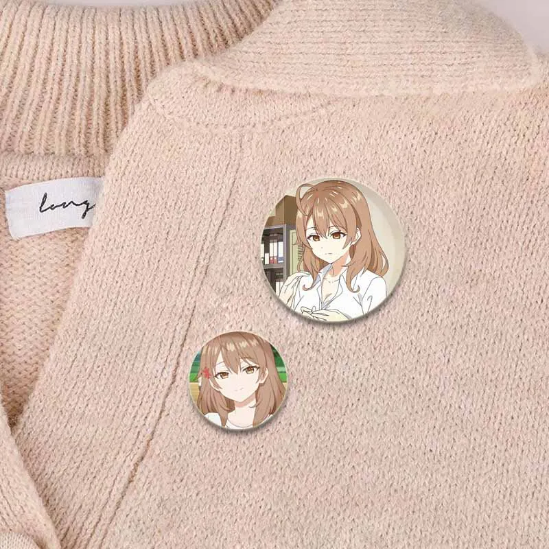 Alfinetes redondos de anime Alya às vezes esconde seus sentimentos em broches russos emblema de desenho animado fofo para mochila roupas acessórios de presente