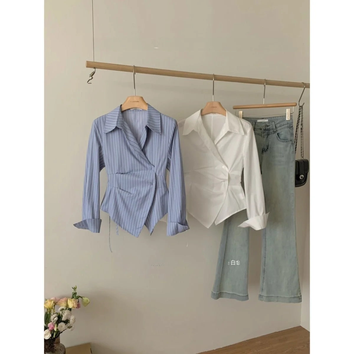 قميص نسائي بتصميم كوري عصري، قصير بخصر ضيق وقصة غير متماثلة، متعدد الاستخدامات، بنمط مخطط، أنيق ومناسب للعمل. #5