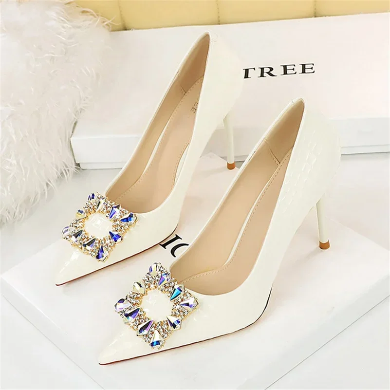 Donne 9.5cm tacchi alti décolleté a spillo punta a punta nero bianco Bling tacchi signora metallo strass fibbia matrimonio evento tacchi scarpe