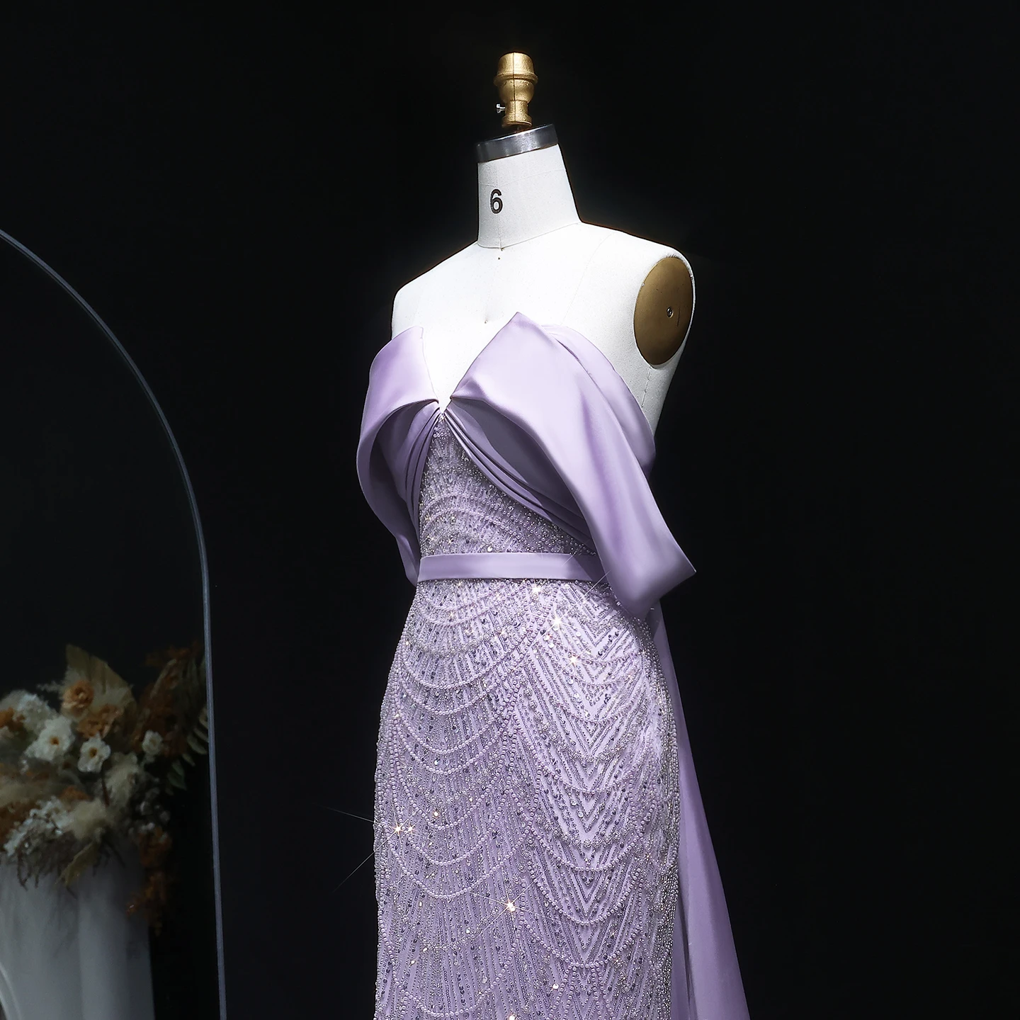 Sharon Said Luxuriöses Flieder-Meerjungfrauenkleid, schulterfrei, aus Satin, mit Pailletten und Perlen verziert, für formelle Anlässe und Partys, SS624, maßgeschneidert. – Detail 9