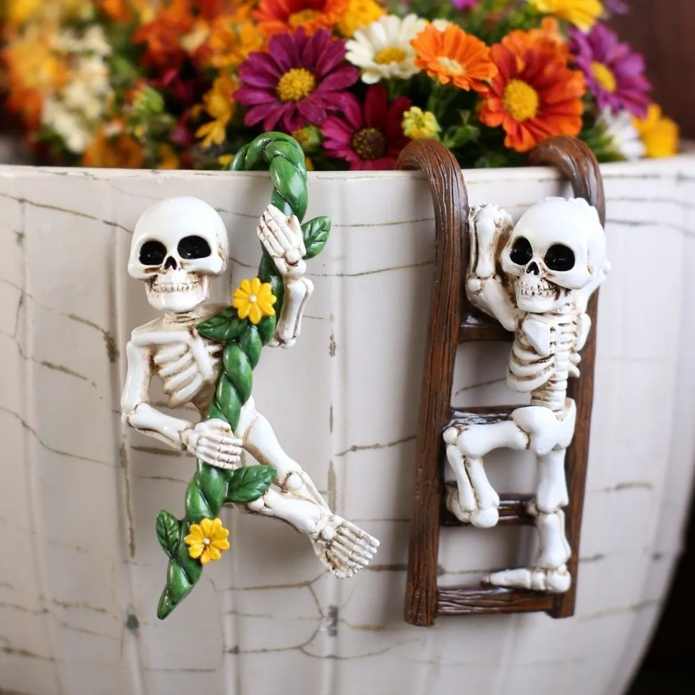 2PCS Resin Skeleton Pot Hugger Weatherproof Miniature Ornaments Ladder Skull Hanging Statue Scary Climbing Skeleton Statues