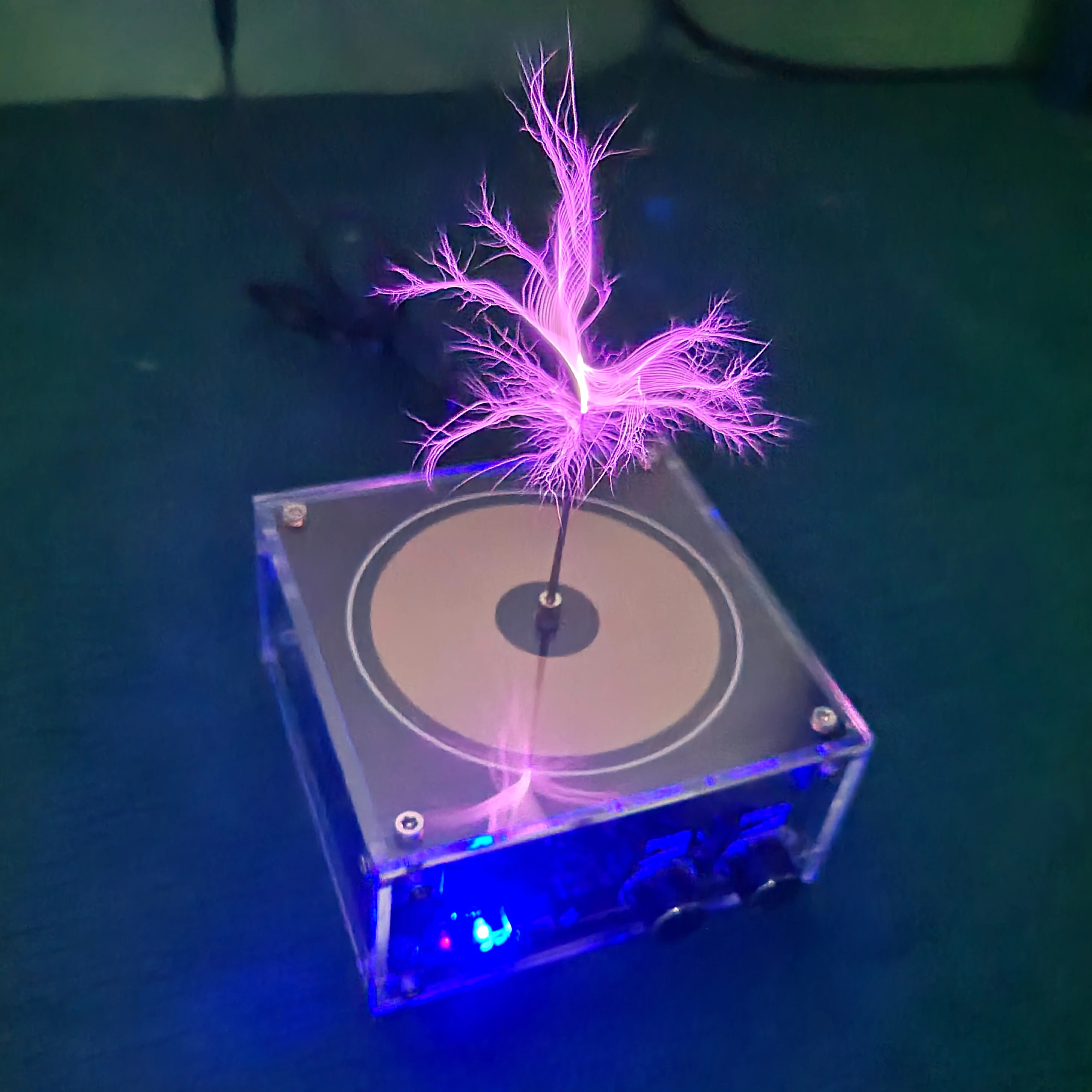 Voltage pulse Bluetooth music Tesla coil high-frequency arc generator, handheld arc touchable lightning AC110-240V