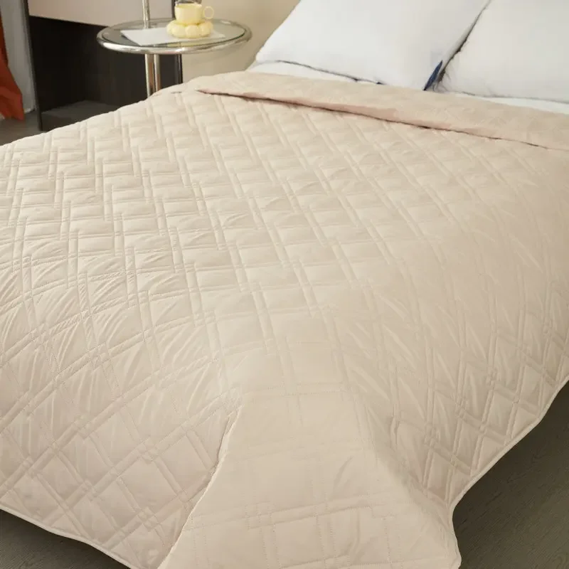 Quilted bed cover wholesale non-slip and anti-running four-season bed sheet pet thickened waterproof bedspread cushion