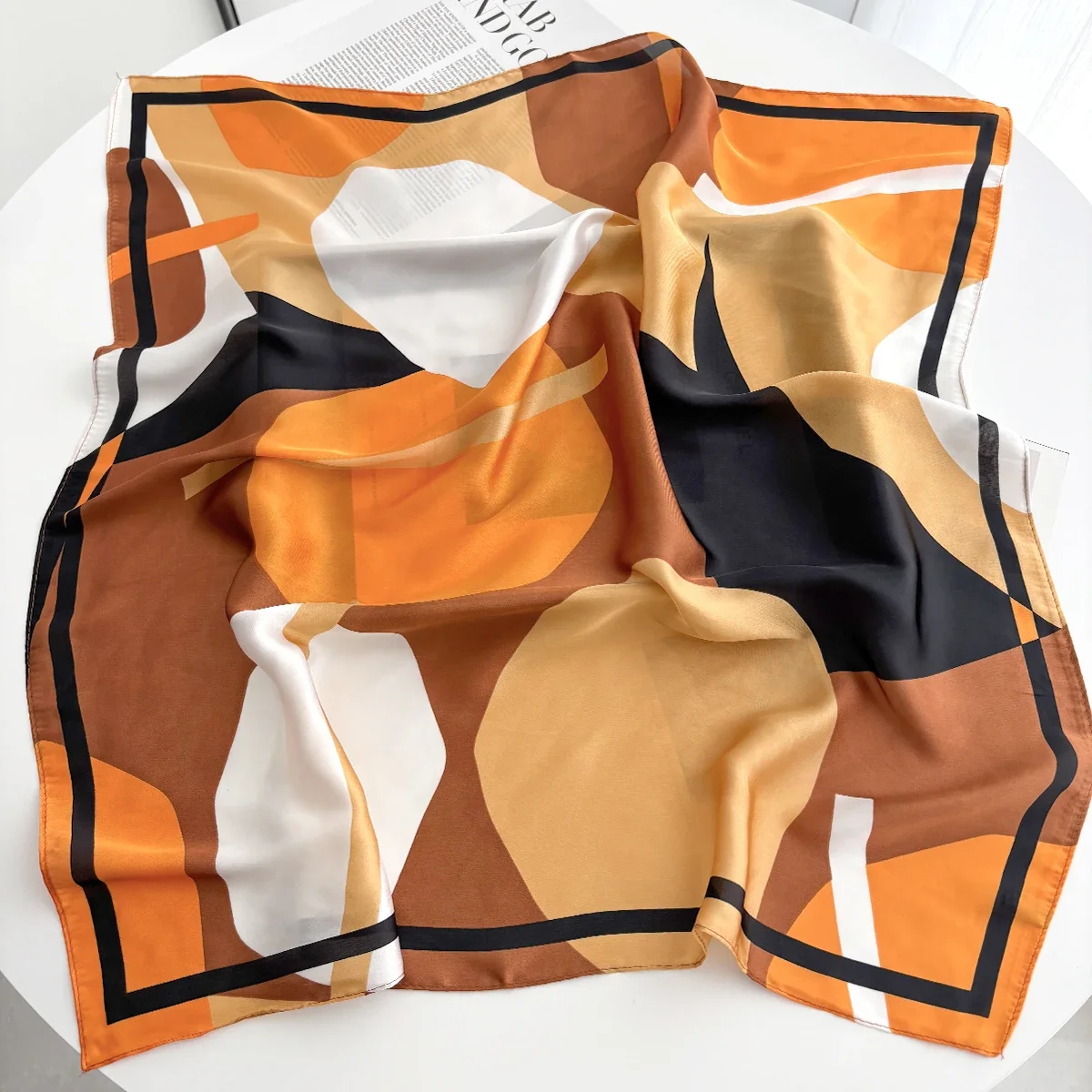 新鮮な芸術的なプリントの女性のスカーフ軽量防風ソフトサテンスクエアネックスカーフ女性のヘアバンドバンダナ