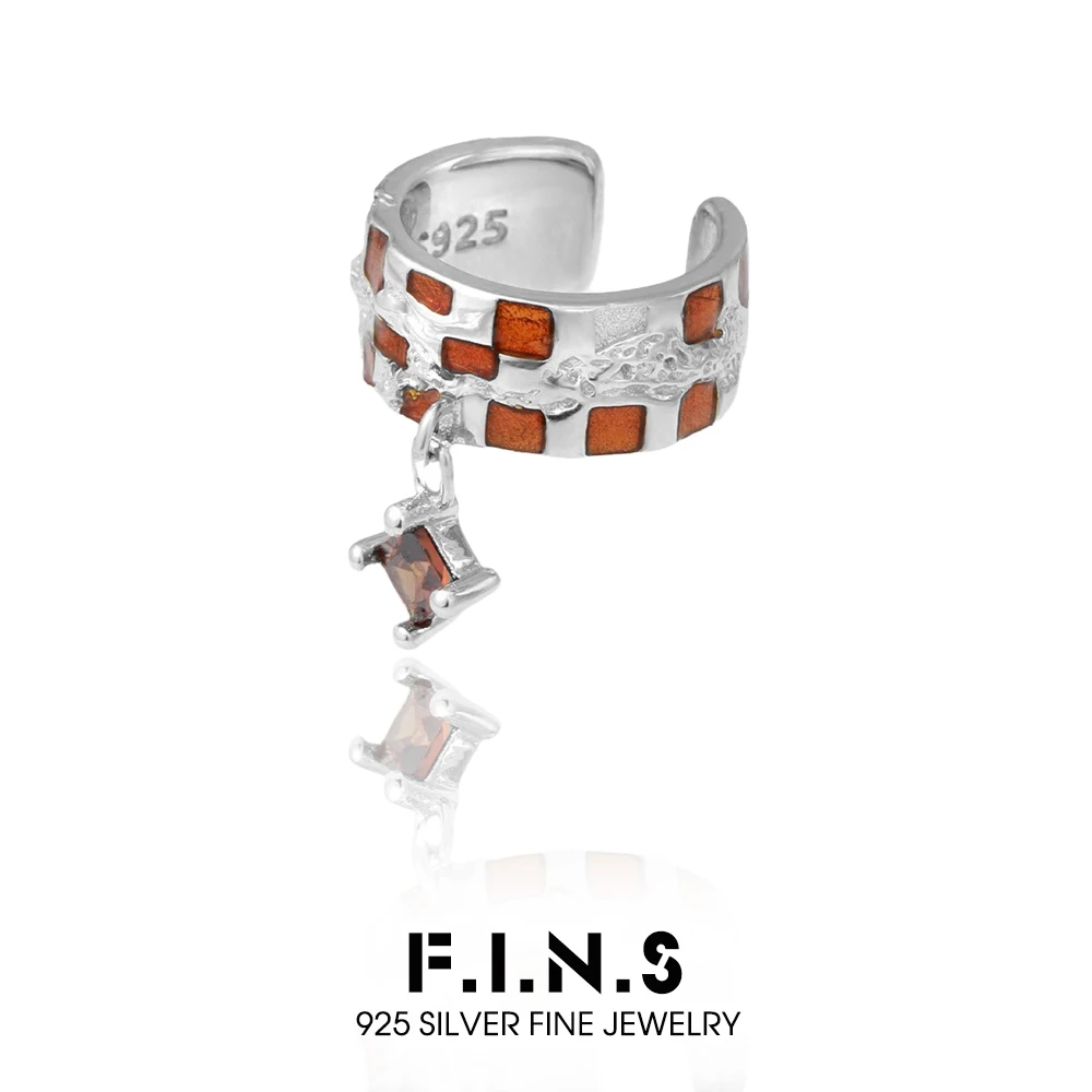 

F.I.N.S 1 шт. Эффектная серьга-клипса из стерлингового серебра S925 с красной эмалью в форме шахматной доски, широкая серьга-кафф для хряща, изысканное ювелирное украшение