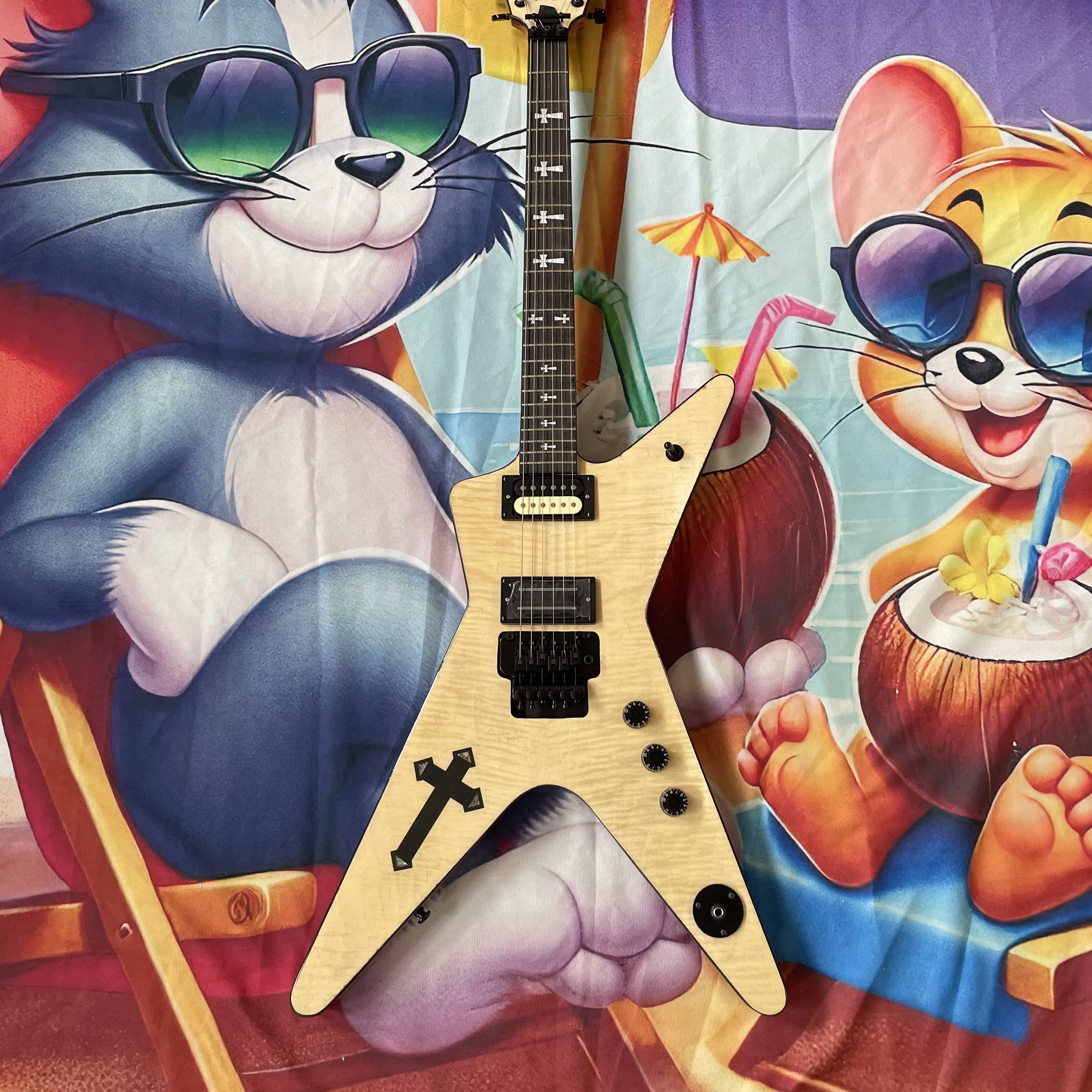 

6-струнная электрогитара цвета дерева с грифом из палисандра и системой тремоло