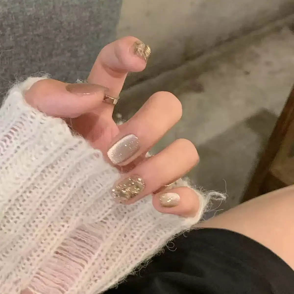 24 szt. Krótkie, minimalistyczne paznokcie w stylu kociego oka z francuskim manicurem, z 1 żelową baza i 1 pilnikiem do paznokci.
