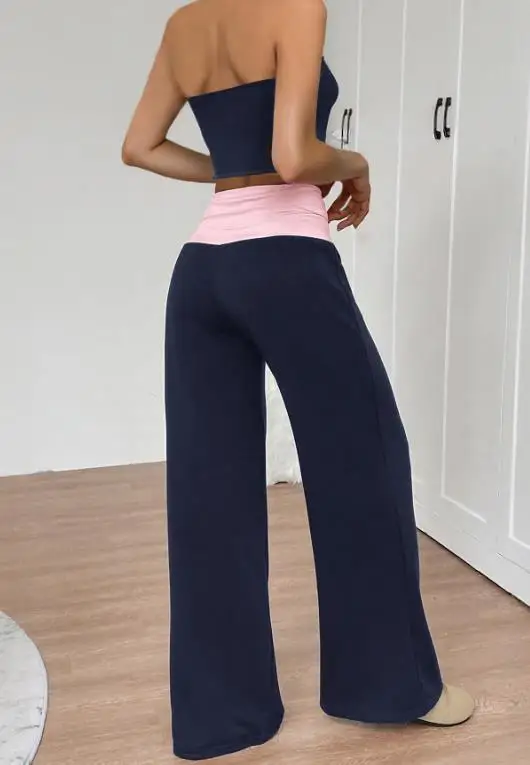 

Летний комплект 2026: модный женский костюм из топа без бретелек и контрастных брюк для повседневного образа