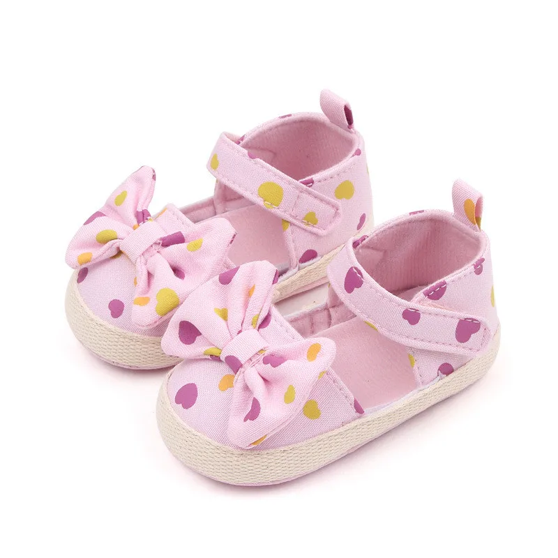 Zapatos bonitos con forma de corazón para bebé y niña, calzado antideslizante de suela suave con lazo grande, de algodón, para cuna, primeros pasos