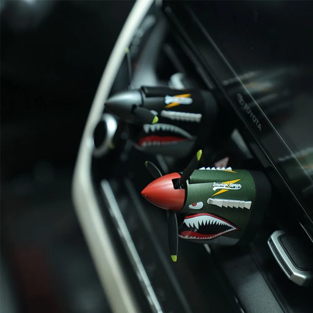 

P-40Warhawk Auto Interior Small Ornament Fighter Aircraft Design Perfume Diffuser With Rotating Propeller For Car Fragrance