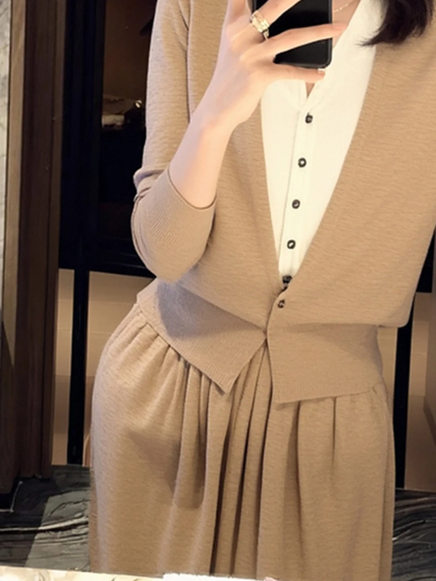 패셔너블 니트 롱 슬리브 브이넥 여성 탑 컬러 블록 가을 2025 레저 스타일 한국 버전 스트레이트 컷 실크