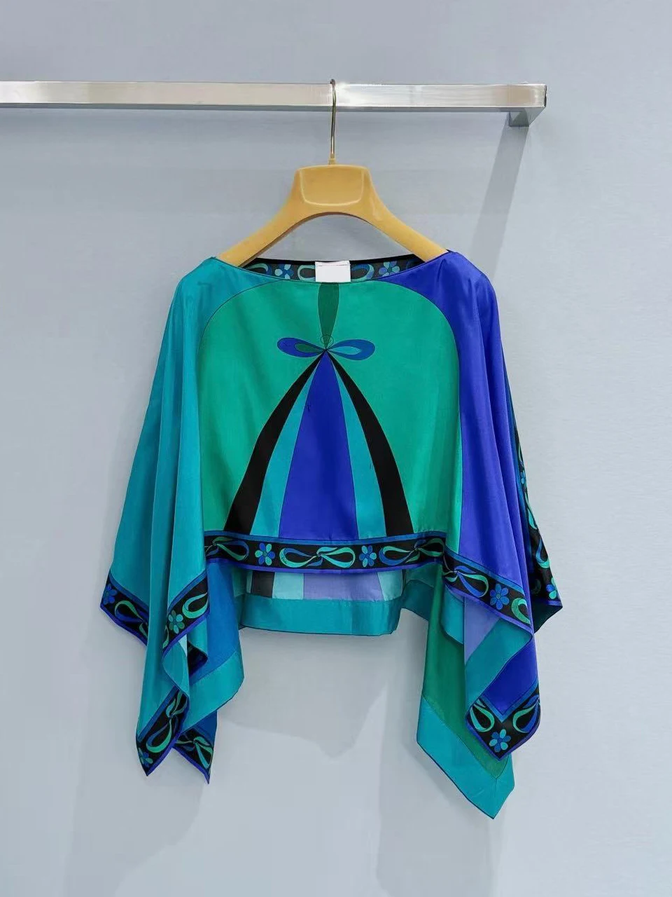 Classic Women's Green Cloaks with Designer Signature Letter Logo Beach Tops Luxury Design Women's Cover-ups Streetwear Beachwear