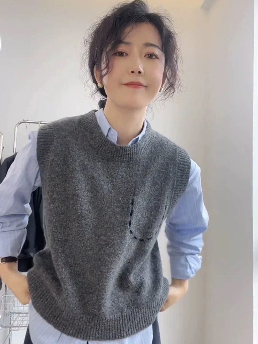 

In early autumn, the new round neck cashmere knitted vest vest women wear shawl gray versatile casual fashion.