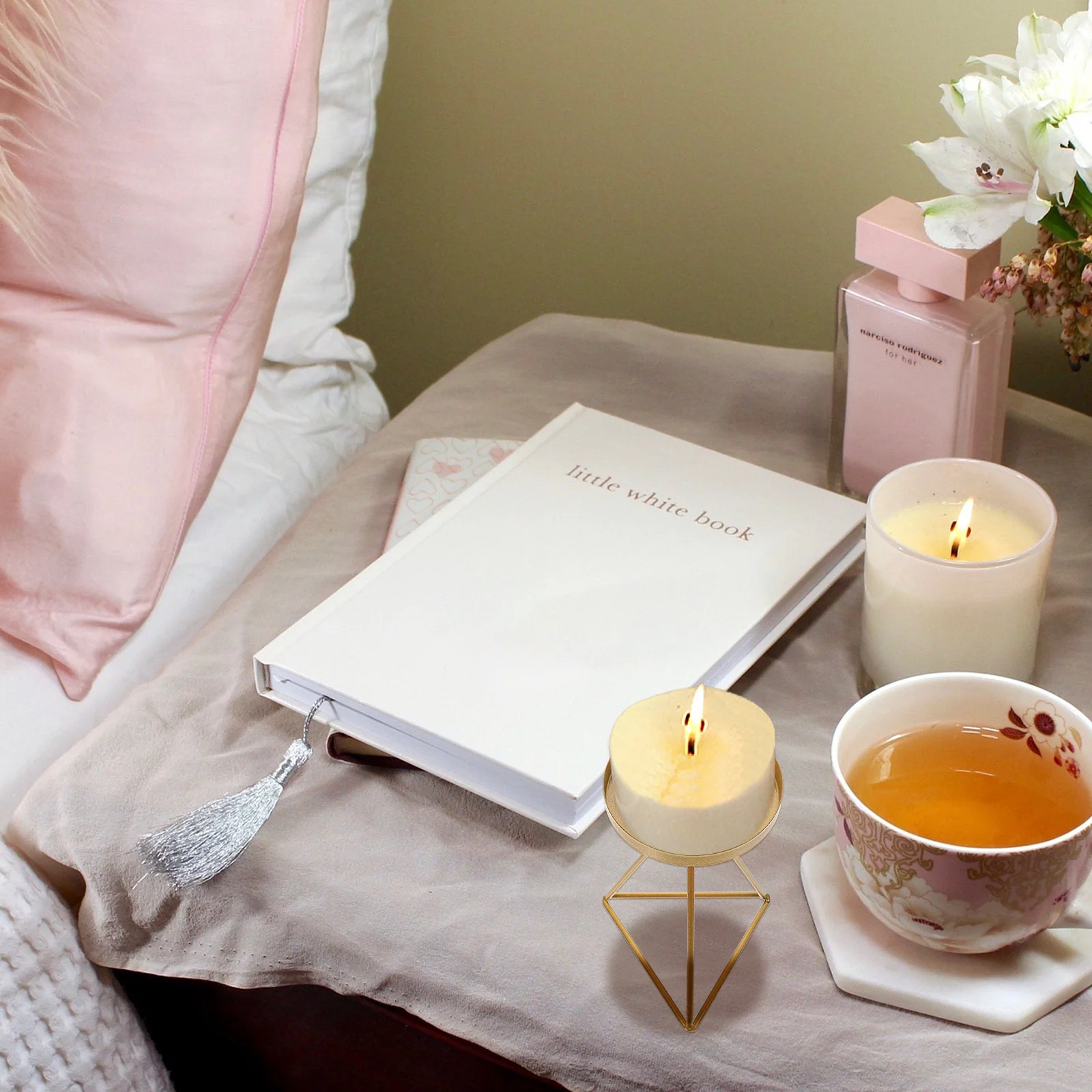 

Tetrahedron Holder Iron Geometric Decorative Stand For Home Party Bedroom Living Room Tabletop Decoration Metal