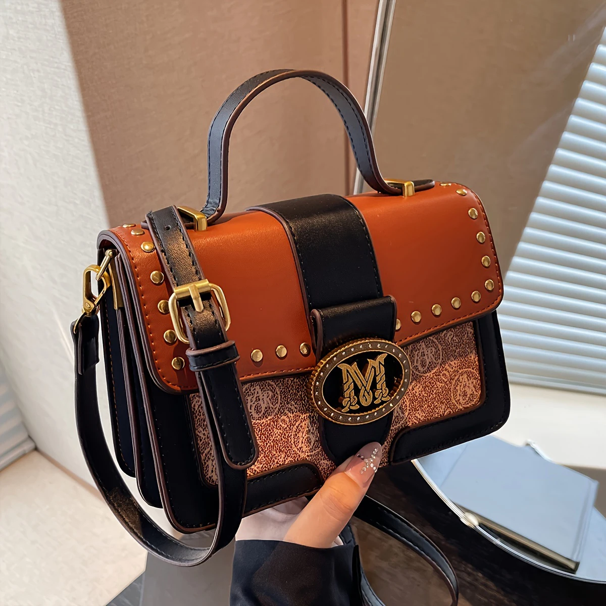 

Новая сумка через плечо с цветочным контрастным узором в стиле ретро, инкрустированная заклепками, модная и классическая текстурированная маленькая квадратная сумка,