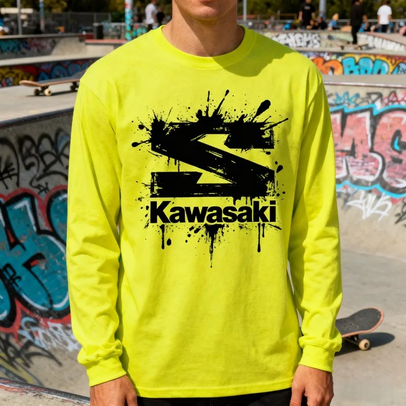 

MOTO-Неоновая желтая рубашка с длинными рукавами и черным брызгами — рисунок логотипа Kawasaki в стиле чернил