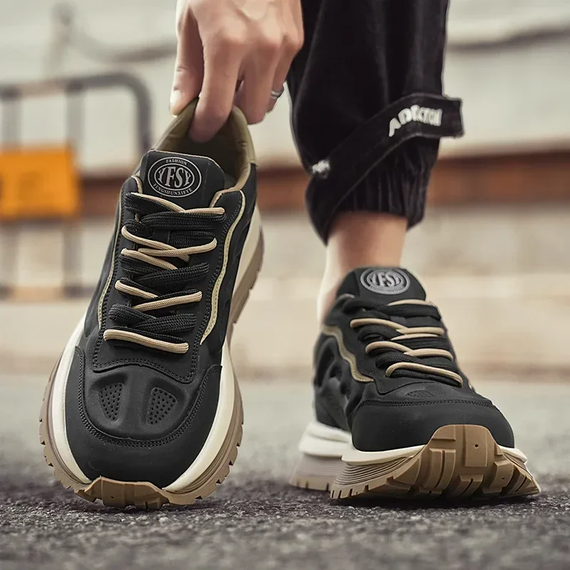 أحذية رياضية رجالية رائعة جديدة موضة الاتجاه أحذية كاجوال متعددة الاستخدامات نعل سميك الارتفاع زيادة أحذية الجري الرياضية في الهواء الطلق
