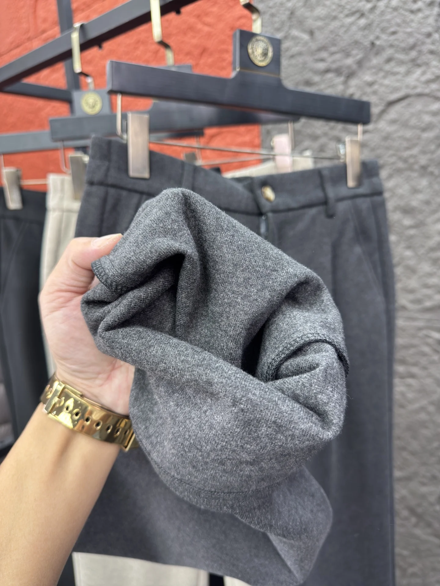 กางเกงขายาวทรงตรงลำลองสำหรับผู้ชาย บุขนด้านใน อุ่นสบาย เหมาะสำหรับฤดูใบไม้ร่วงและฤดูหนาว สีพื้น แบรนด์ Pampa& ผลิตจากโพลีเอสเตอร์ผสมคอตตอน...