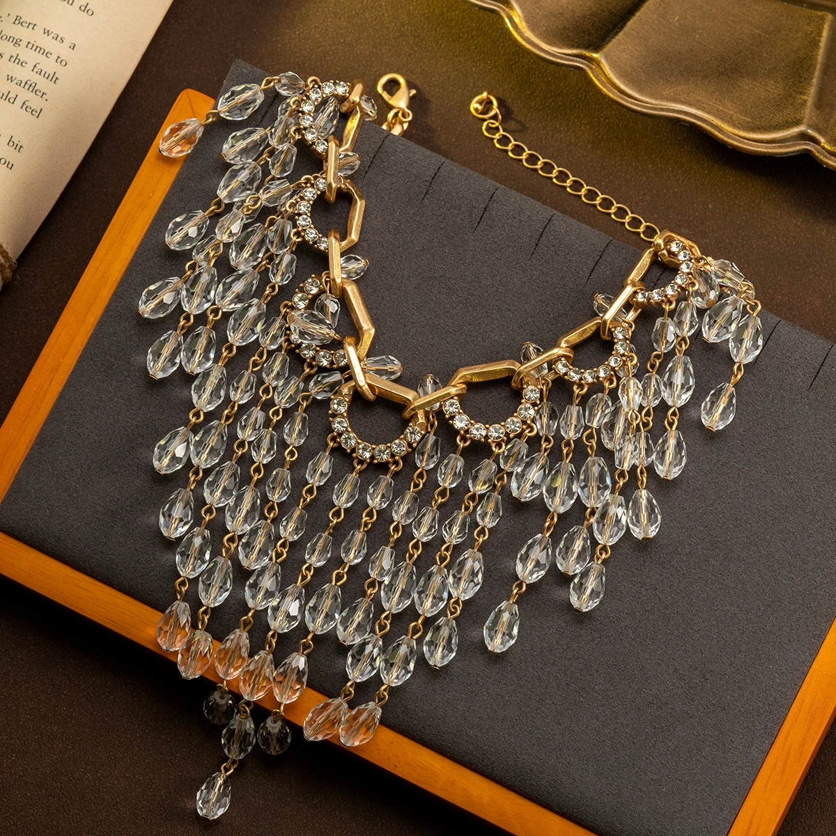 Vintage Second-Hand Necklace Made of Various Resin Beads in a Beach Style, an Accessory for Attending Banquets, Engagements, Concerts, and Vacations, a Gift for Women