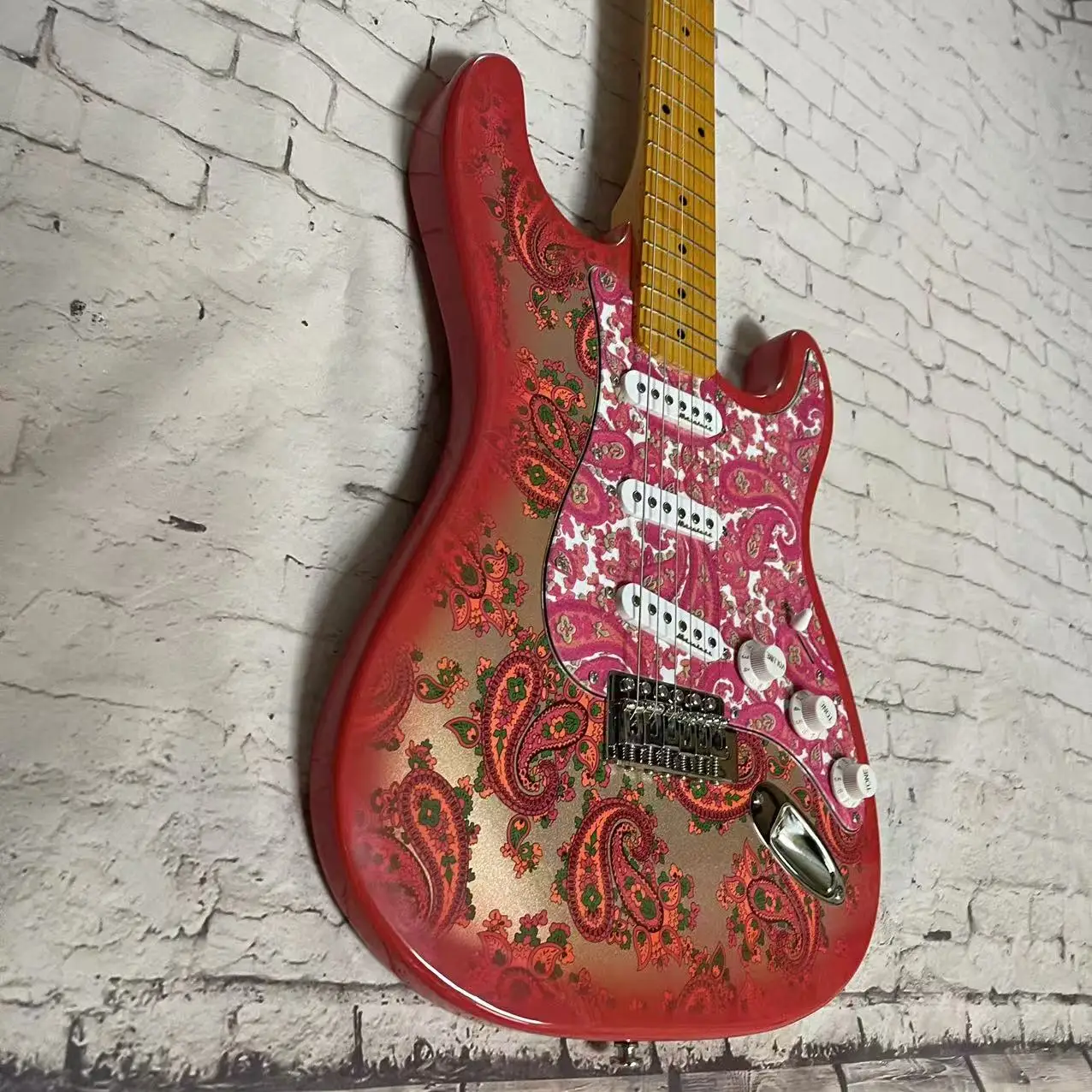 Guitarra eléctrica Guitarra eléctrica ST Amoeba Edition de 6 acordes, cuerpo pintado a mano rojo, mástil amarillo transparente, Pho realista de fábrica