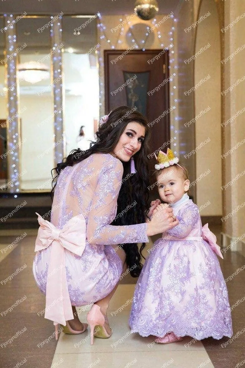 Luxury Lace Mother And Daughter Matching Dresses Birthday Party Photo Shoot Long Sleeves Bow Mom And Me Evening Dressing Gown