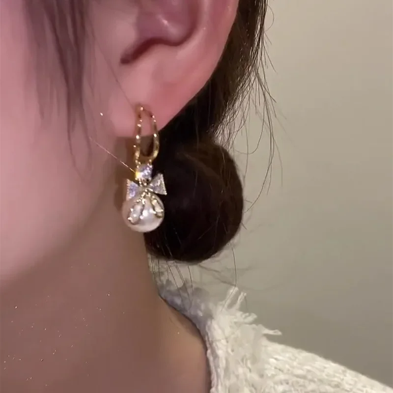 Pendientes con lazo de circonita para mujer, colgante de perlas redondas, Color dorado, forma de C, joyería elegante y delicada para fiesta, novedad