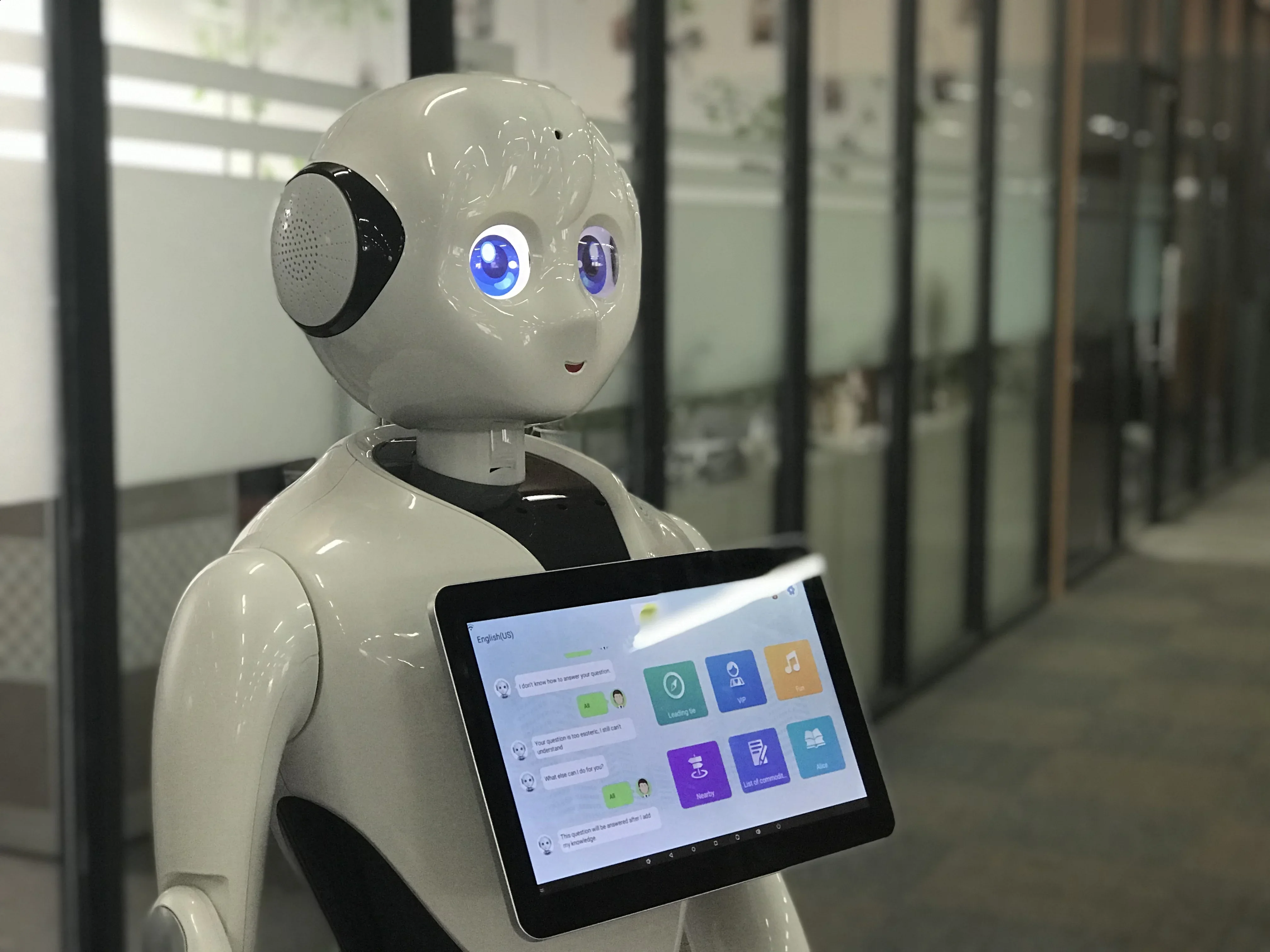 Humanoid AI Smart Guest i robot powitalny na lotnisko