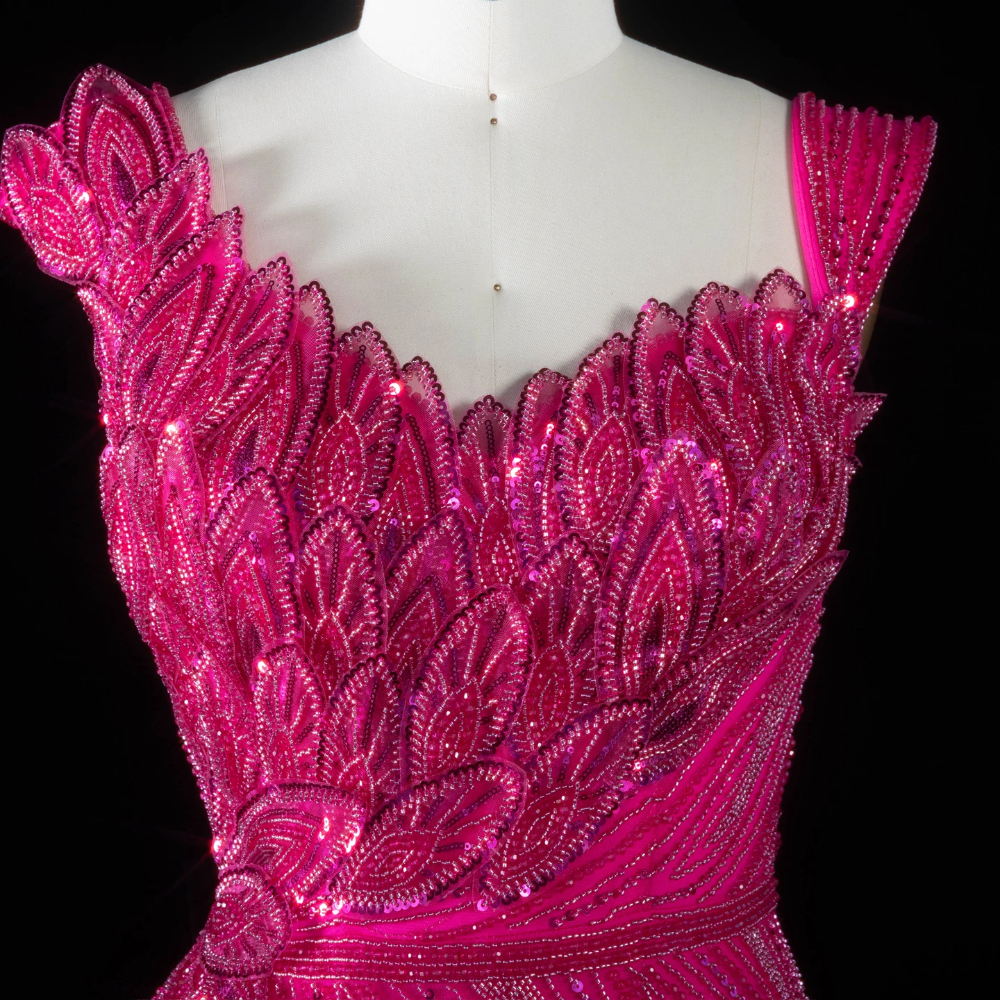 Sharon Said Fuchsia Abendkleid, schulterfrei, 3D-Blattstickerei, seitlicher Tüllfall, Meerjungfrauen-Schnitt, formelle Partykleider, SS106, maßgeschneidert – Detail 10