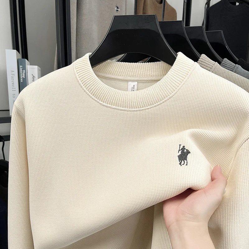 2025 Sudadera de cuello redondo para hombres con terciopelo grueso y calidez Nuevo suéter de otoño e invierno Suéter de punto con base de color sólido